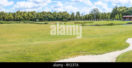 Panorama d'un fragment d'un parcours de golf en Mezhigirje près de Kiev, Ukraine. Banque D'Images