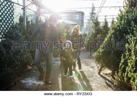 Family shopping pour arbre de Noël Marché de Noël