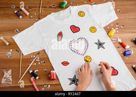 L'application de patches et strass fille Banque D'Images