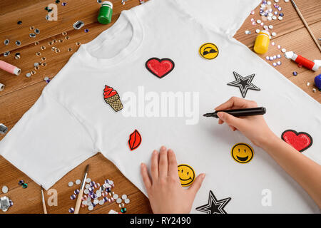 Femme décore un t-shirt blanc Banque D'Images