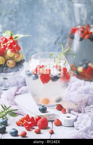 Fruits Detox eau aromatisée infusée avec de la glace. Maison d'été rafraîchissante aux fruits rouges cocktail Banque D'Images