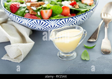 Vinaigrette Balsamique Pour Une Salade, Petit Pot En Verre Avec Un Fouet  Banque D'Images et Photos Libres De Droits. Image 130711833