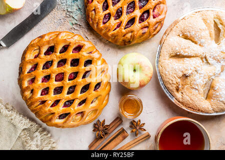 Des tartes avec différents ingrédients. Crostata - ouvert berry pâté et de la tarte aux pommes sur une table, vue d'en haut, d'en haut Banque D'Images