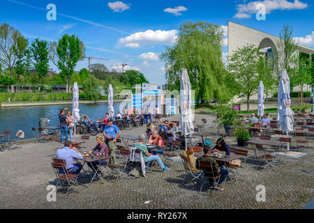 Biergarten, Haus der Kulturen der Welt, Tiergarten, Mitte, Berlin, Deutschland Banque D'Images