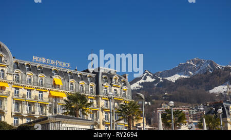 Montreux, Suisse - 0217, 2019 : Montreux Palace Hotel, un hôtel de luxe cinq étoiles avec des montagnes en arrière-plan. Banque D'Images