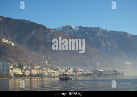 Montreux, Suisse - 0217, 2019 : croisière navire vers Montreux avec montagnes en arrière-plan. Banque D'Images