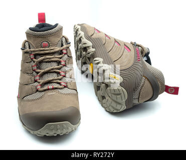 Une paire de chaussures de randonnée Merrell brown avec semelles Vibram isolé sur fond blanc Banque D'Images