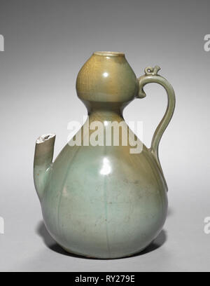 Pot de vin en forme de gourde, 1200s. Corée, période Goryeo (918-1392). La Poterie ; Hauteur avec couvercle : 26,7 cm (10 1/2 po Banque D'Images