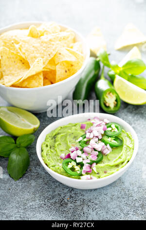 Le guacamole avec oignon rouge et piment jalapeno Banque D'Images