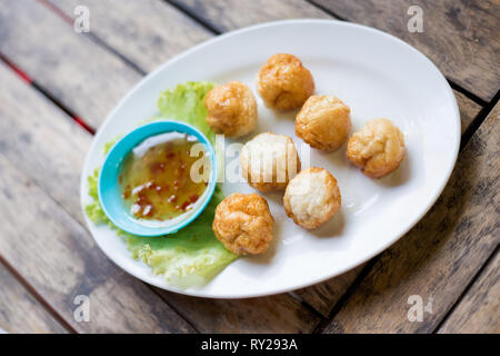 Préparé frais poêlée asiatique takoyaki thaïlandais Octopus balles servi avec thai sweet chili. La cuisine thaïlandaise traditionnelle faite d'ingrédients frais. Banque D'Images