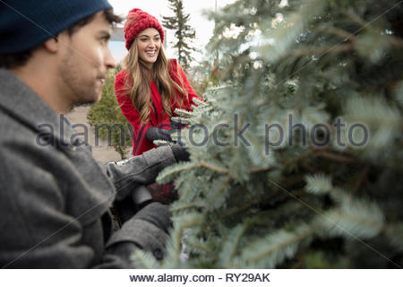 Couple à l'arbre de Noël Marché de Noël