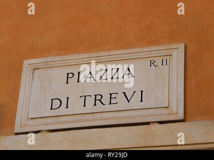 Panneau routier de Piazza di Trevi Trevi de carrés moyens qu'à Rome en Italie près de la célèbre fontaine Banque D'Images