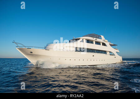 Grand luxury motor yacht en cours voile sur mer océan tropical avec fond de ciel bleu Banque D'Images