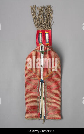 Planche, ch. 1900. Nord, Autochtones d'Amérique du Nord, Lakota (sioux), Post-Contact. Cuir, plumes, perles ; total : 20,3 x 22,9 cm (8 x 9 in Banque D'Images