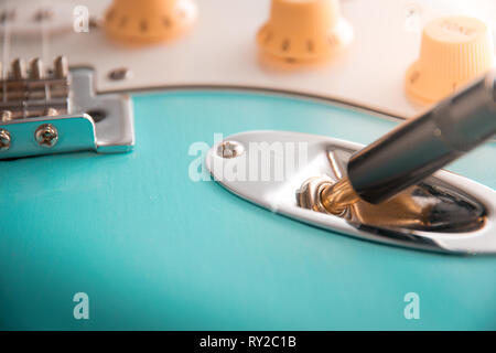 Plus de détails et le branchement du câble guitare jack et le fil. Contrôles de volume et tonalité. Close up blue guitar Banque D'Images