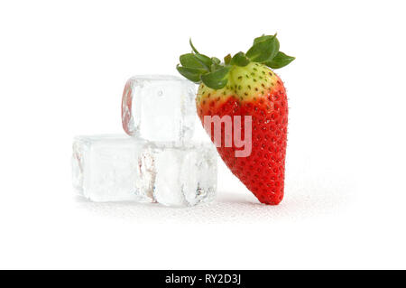 Fraises rouges frais avec des cubes de glace isolé sur fond blanc Banque D'Images