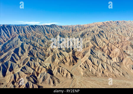 Montagnes le long de la Dasht-e désert lut en Iran, prise en janvier 2019 prises en hdr Banque D'Images