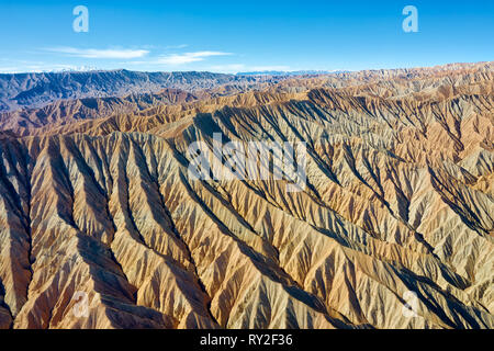 Montagnes le long de la Dasht-e désert lut en Iran, prise en janvier 2019 prises en hdr Banque D'Images