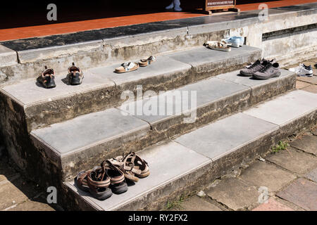 Chaussures de visiteurs à gauche sur mesures en dehors d'un temple à la pagode de Thien Mu complexe. Thừa Thiên-Hue, Hue Province, Vietnam, Asie Banque D'Images