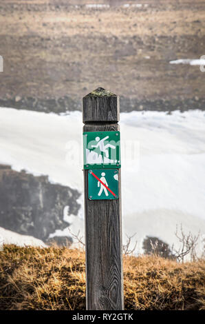 Poteau en bois avec entrée interdite ainsi que l'icône Panneau d'avertissement au bord d'un ravin en Islande Banque D'Images