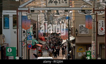 Tokyo, Japon - 15 octobre 2018 : enseignes et vitrines, panneaux et câbles de rue du centre-ville de Tokyo au Japon. Banque D'Images