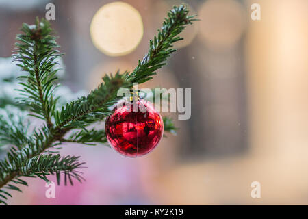 Un Christbauemkuegel par cœur einem Tannenzweig beim Symbolfoto Weihnachtsmarkt, Foto : Mario Hommes / HH-Photographie Banque D'Images