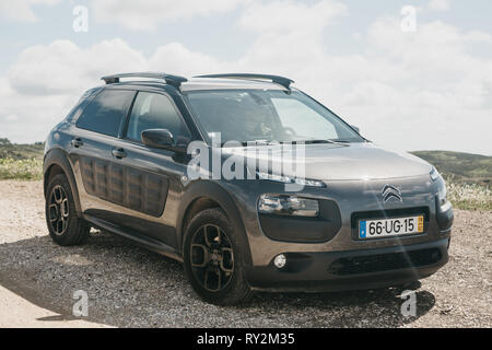 Portugal, Lisbonne, 01 Septembre 2018 : Le conducteur contrôle la nouvelle Citroën C4 Cactus. Voiture française Banque D'Images