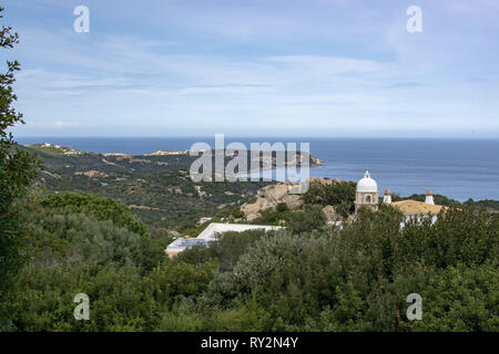 PORTO CERVO, COSTA SMERALDA, Sardaigne, Italie - 8 mars 2019 : Paysage paysage avec coupole bâtiment à Porto Cervo, un jour ensoleillé, le 8 mars 2019 en Banque D'Images