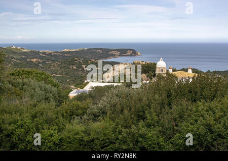 PORTO CERVO, COSTA SMERALDA, Sardaigne, Italie - 8 mars 2019 : Paysage paysage avec coupole bâtiment à Porto Cervo, un jour ensoleillé, le 8 mars 2019 en Banque D'Images