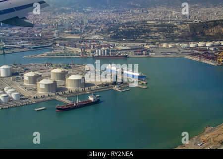 Barcelone, Espagne - 9 mars, 2019 : Vue aérienne de gaz de pétrole et des citernes d'espace de stockage, le 9 mars 2019 à Barcelone, Espagne. Banque D'Images