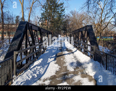 Passerelle au-dessus de l'Onondaga Creek le long de l'Onondaga Creekwalk au centre-ville de Syracuse, New York Banque D'Images