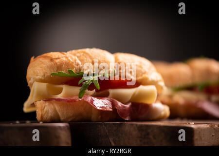 Sandwichs croissant classique sur fond sombre Banque D'Images