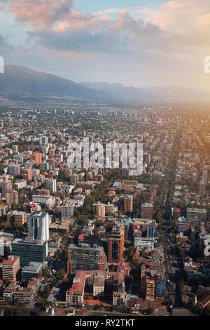 Vue panoramique de Santiago de Chili et de montagnes de Los Andes Banque D'Images