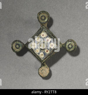 Broche ornement, ch. 100-300. Ou gallo-Romano, période de migration, 2ème-3ème siècle. Bronze et émail champlevé ; total : 4,9 x 4,8 x 1,7 cm (1 15/16 x 1 7/8 x 11/16 po Banque D'Images