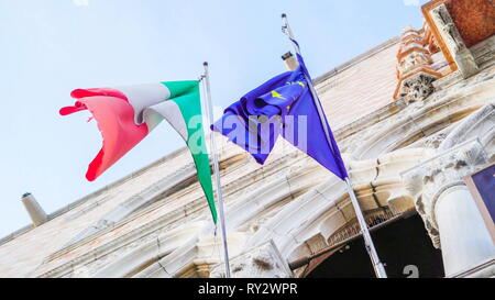 Le plus près de la forme d'un drapeau sur la vitre dans le bâtiment ce sont l'Italie et de l'UE Italie Venise flagin Banque D'Images