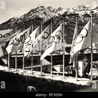 Jeux Olympiques de 1936 Berlin - Les drapeaux à l'occasion des Jeux Olympiques d'hiver 1936 dans une ville de villégiature de Garmisch-partenkirchen en Bavière dans le sud de l'Allemagne Banque D'Images