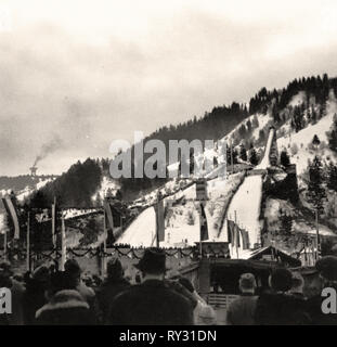 Jeux Olympiques de 1936 Berlin - Compétition de saut à ski à l'occasion des Jeux Olympiques d'hiver 1936 dans une ville de villégiature de Garmisch-partenkirchen en Bavière dans le sud de l'Allemagne Banque D'Images