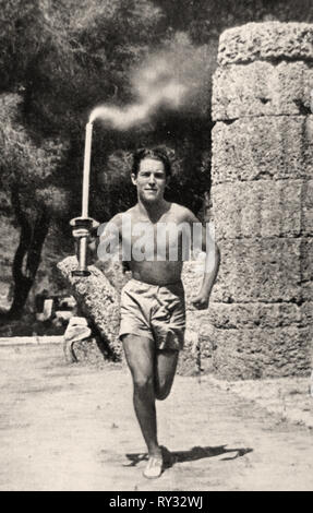 Jeux Olympiques de 1936 Berlin - un porteur de flambeau porte le flambeau olympique au cours de la première partie de la route de 3000 km de Berlin pour les Jeux Olympiques de 1936 Banque D'Images