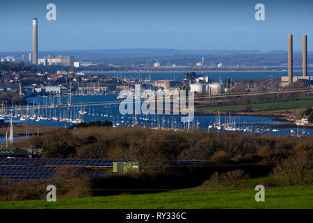 Vue de dessus la rivière Medina,avec,la ferme solaire de puissance,Fawley Raffinerie de pétrole, le Solent, Cowes, Southampton, Newport, Isle of Wight, Angleterre, Royaume-Uni Banque D'Images