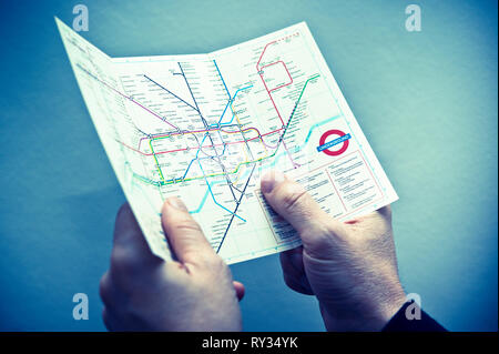 L'homme de l'ouverture d'un plan de la Tube Londres Banque D'Images