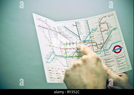 L'ouverture de l'homme et l'étude d'un plan de la Tube Londres Banque D'Images