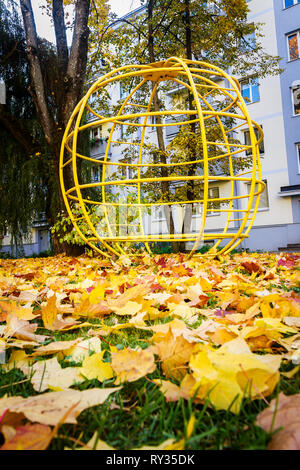 Vieux jeux pour enfants par un moderne appartement maison en automne. Banque D'Images