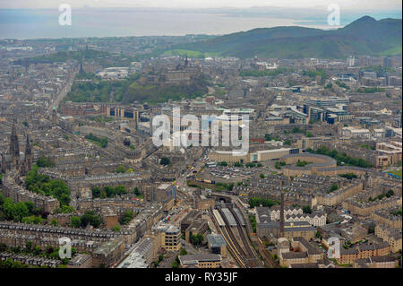 Vue aérienne du château d'Édimbourg et le centre-ville d'Édimbourg. Banque D'Images