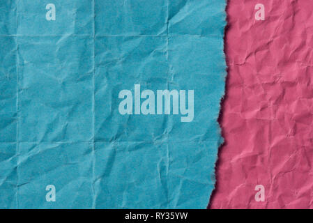 Morceaux de papier froissé couleurs bleu et rose texture de fond Banque D'Images