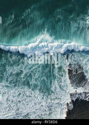 Vue du dessus de l'antenne avec de la mousse des vagues d'océan. Drone Photo Banque D'Images