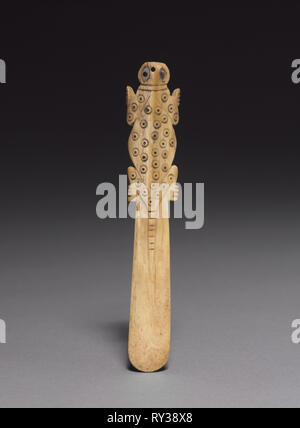 Avec une spatule, lézard sculpté 100 BC-700. Pérou, style Nasca (100 BC-AD 700). Shell os avec incrustation ; total : 11,8 x 2,6 cm (4 5/8 x 1 in Banque D'Images