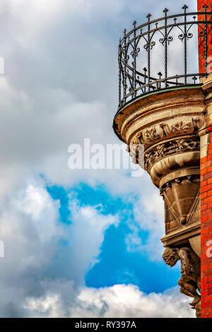 Élaborer le balcon à l'angle de l'hôtel de ville de Helsingborg en Suède. Banque D'Images