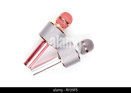 Deux microphones isolé sur fond blanc . Deux microphones sans fil pour karaoké ou de divertissement. - Image Banque D'Images