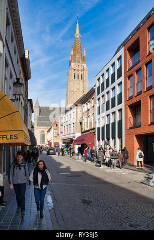 BRUGES, BELGIQUE - 17 février 2019 : Centre touristique, vue sur l'église de Notre-Dame. Banque D'Images