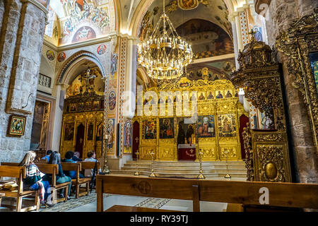 Beyrouth Saint George Greek Orthodox Cathedral Interior iconostase avec coin de croyants Banque D'Images